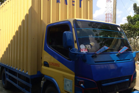 Layanan transportasi darat kami mencakup pengiriman menggunakan truk, van, dan kendaraan lainnya, memastikan distribusi barang yang efisien dan tepat waktu ke seluruh pelosok negeri.